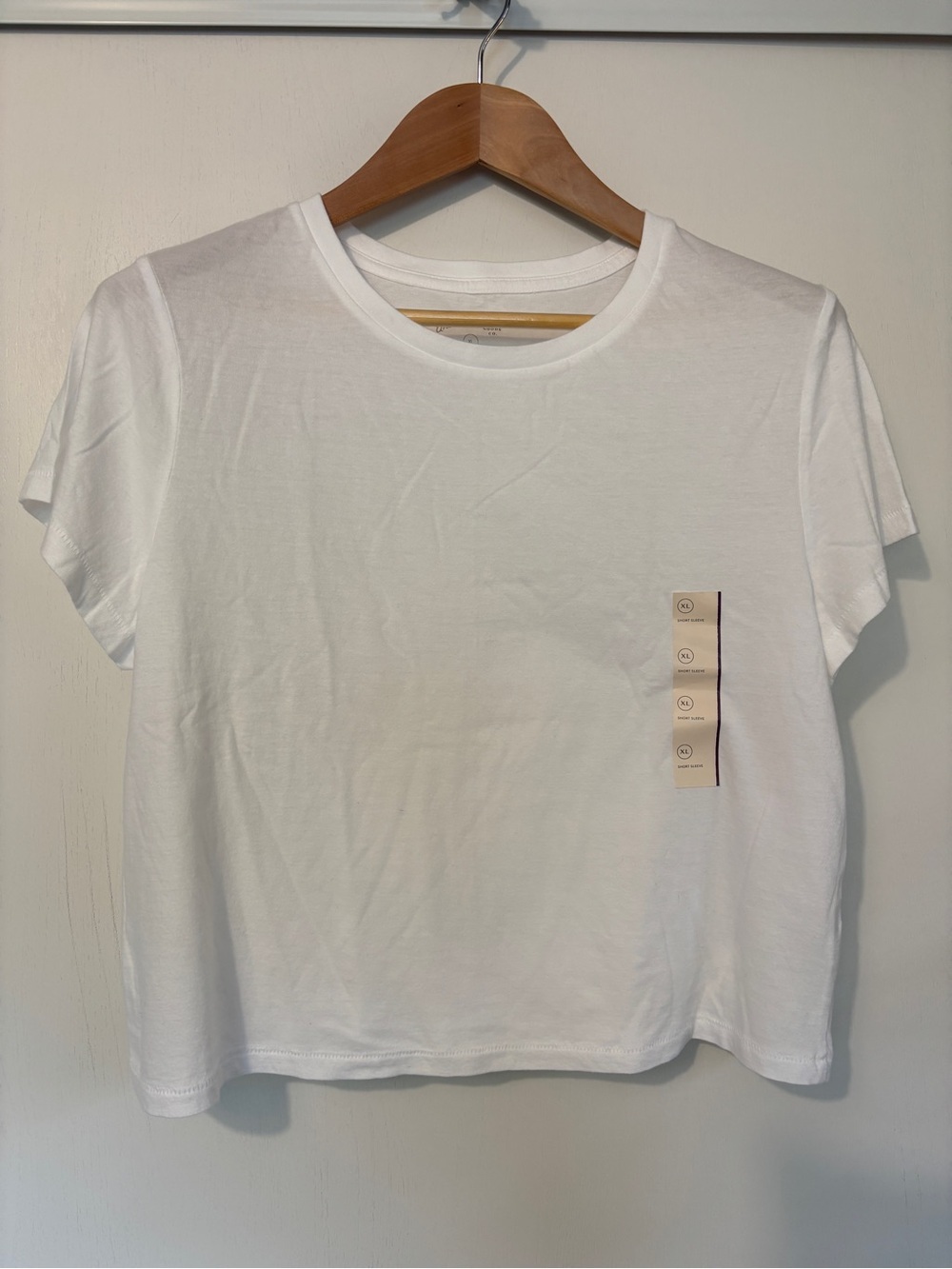 NWT Crisp White Crewneck T Shirt Size XL Cropped Boxy Timeless Model Off Duty
